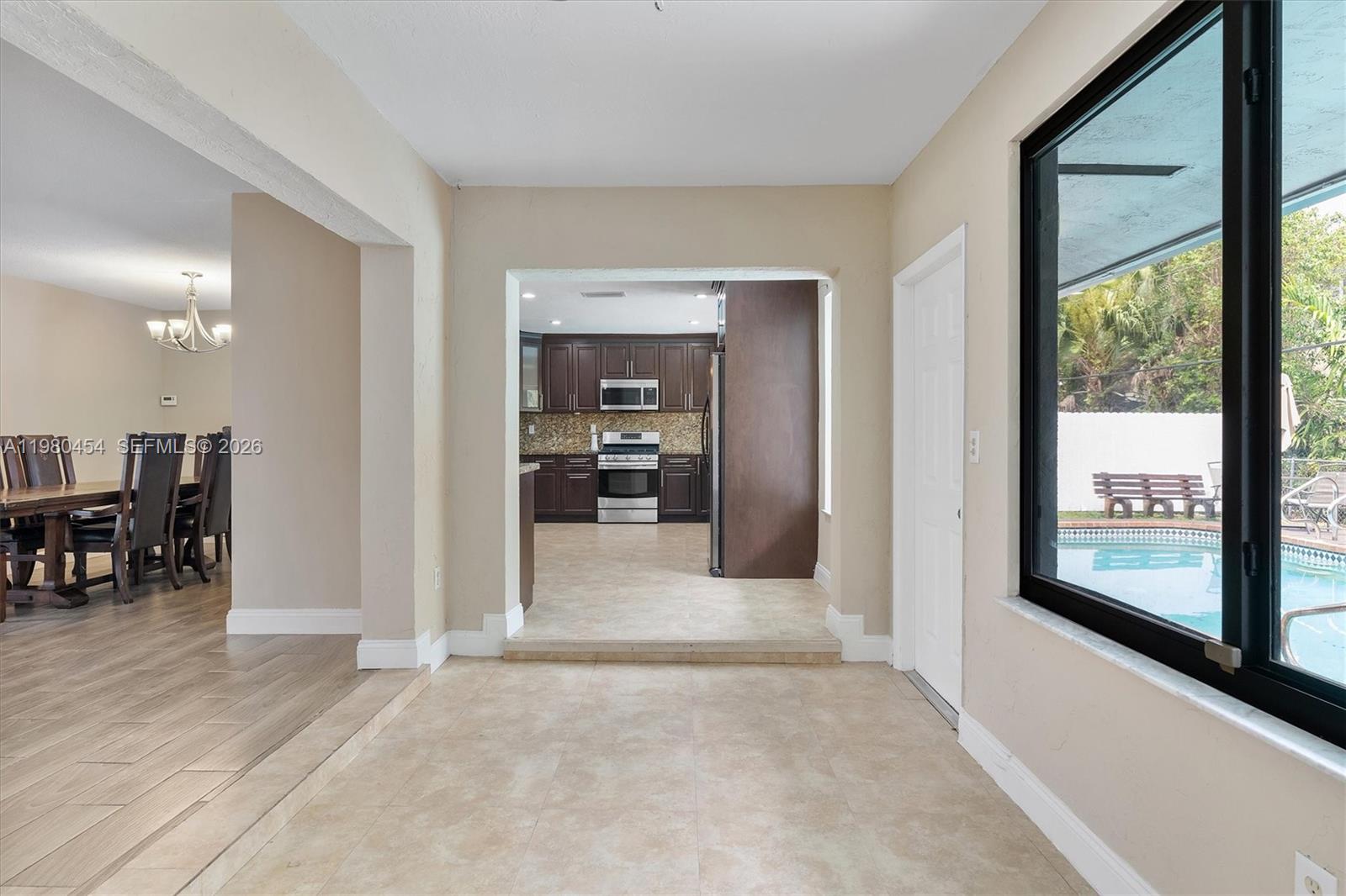 2805 E Lexington Dr