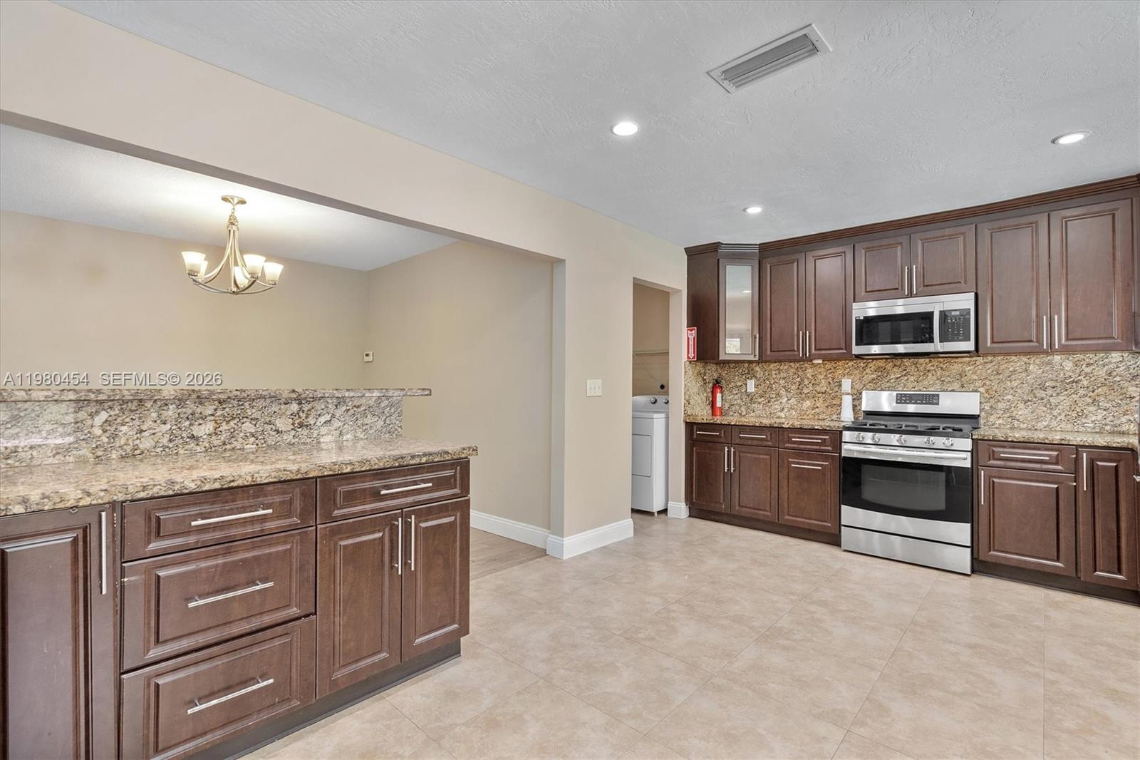 2805 E Lexington Dr