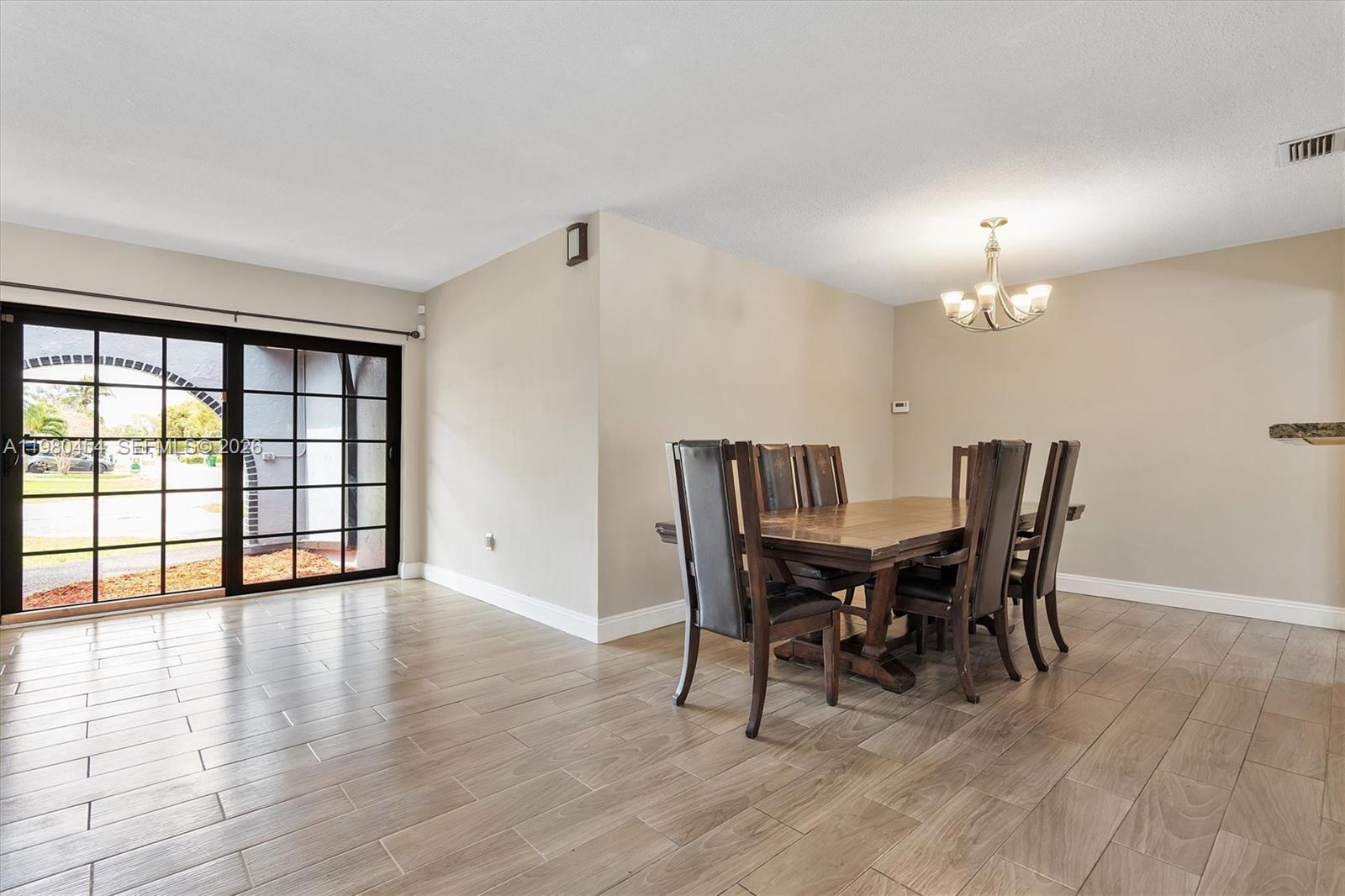 2805 E Lexington Dr