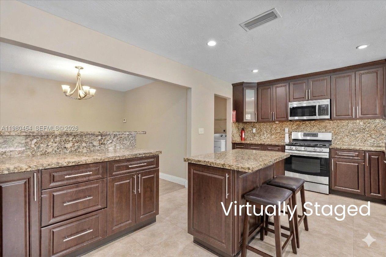 2805 E Lexington Dr