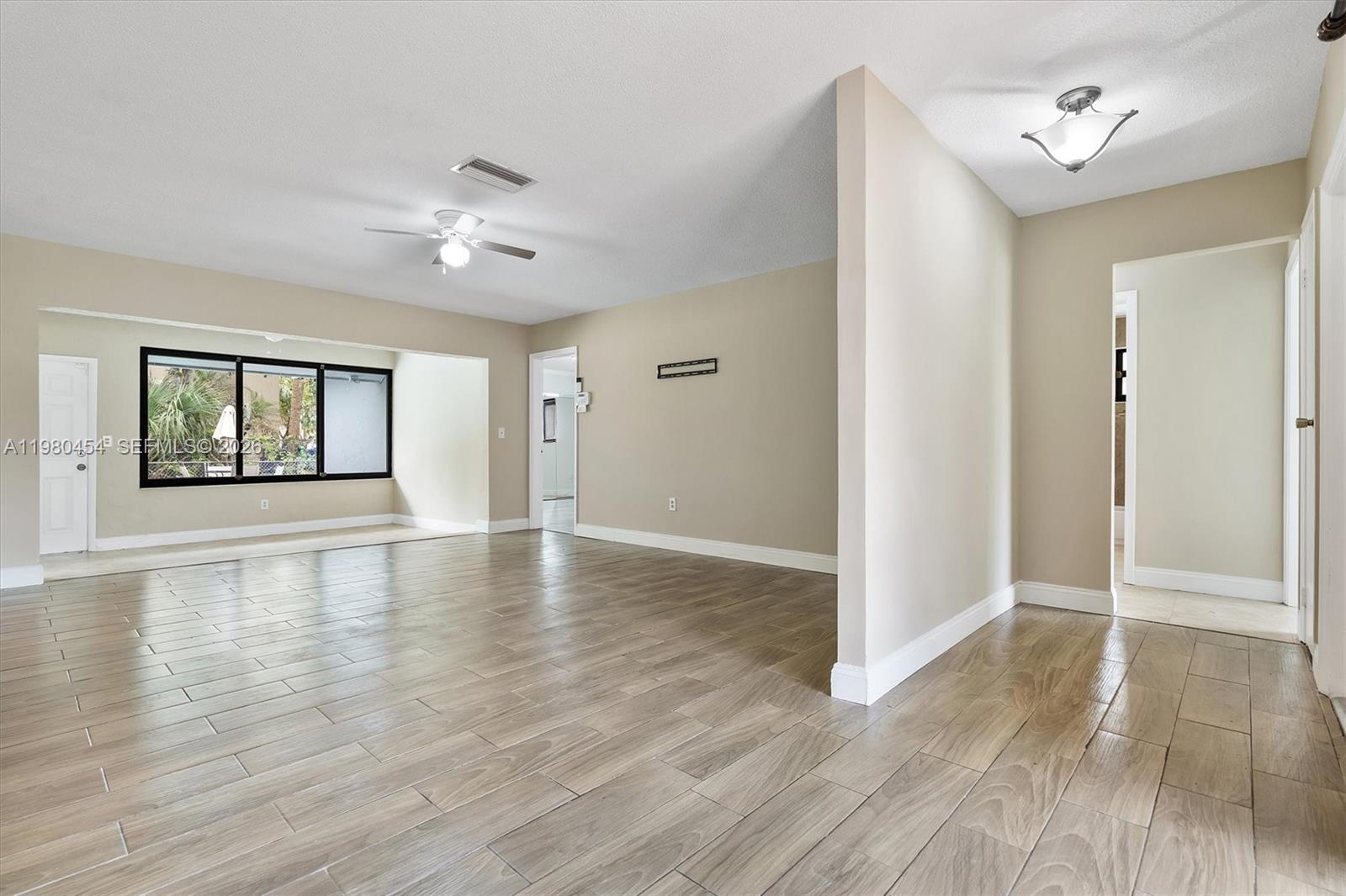 2805 E Lexington Dr