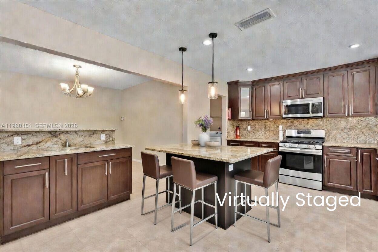 2805 E Lexington Dr