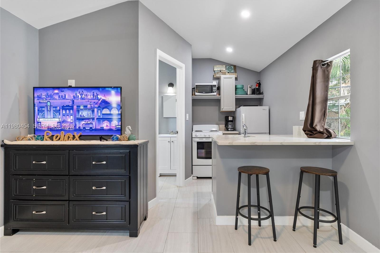 2805 E Lexington Dr