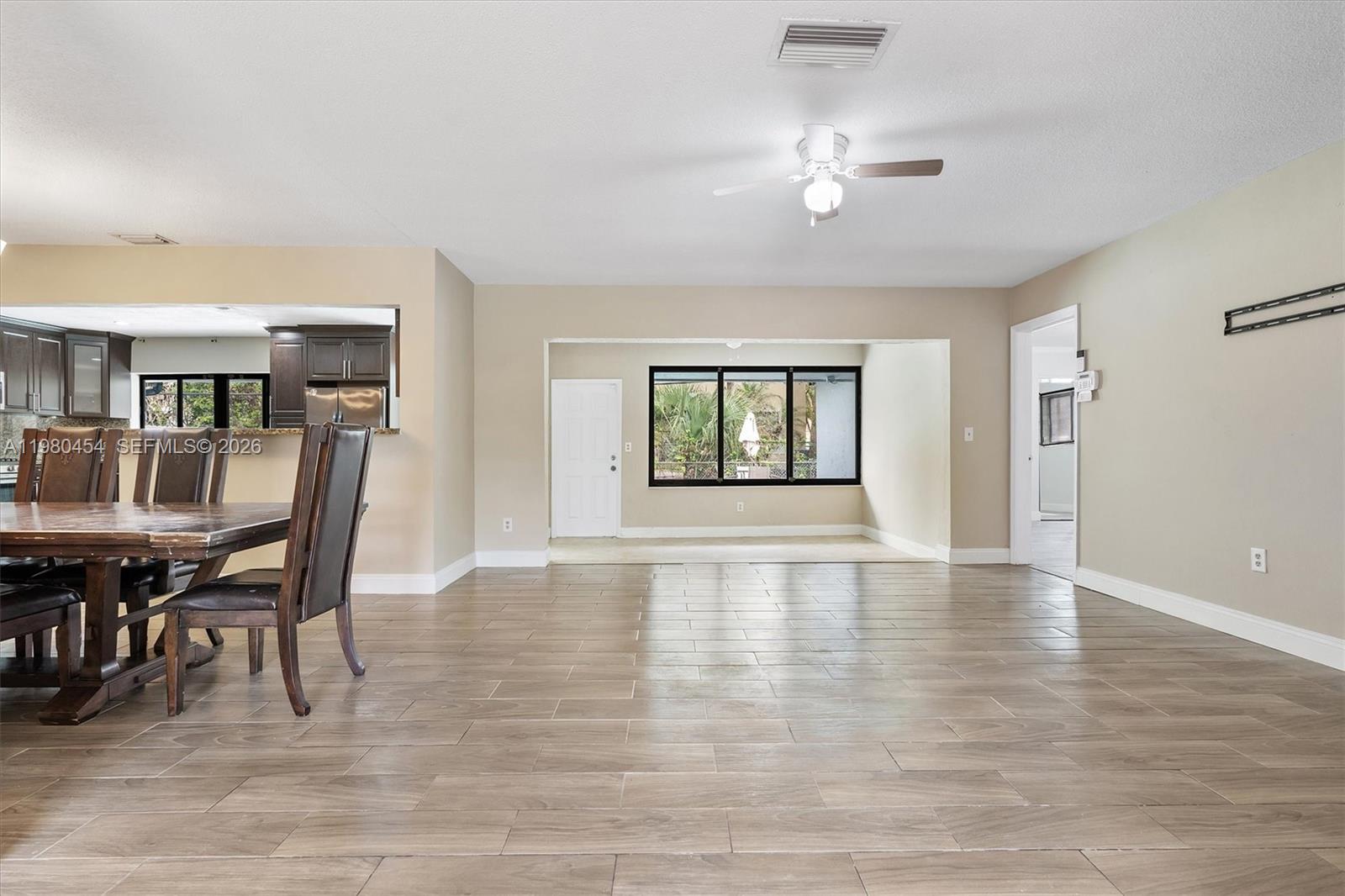 2805 E Lexington Dr