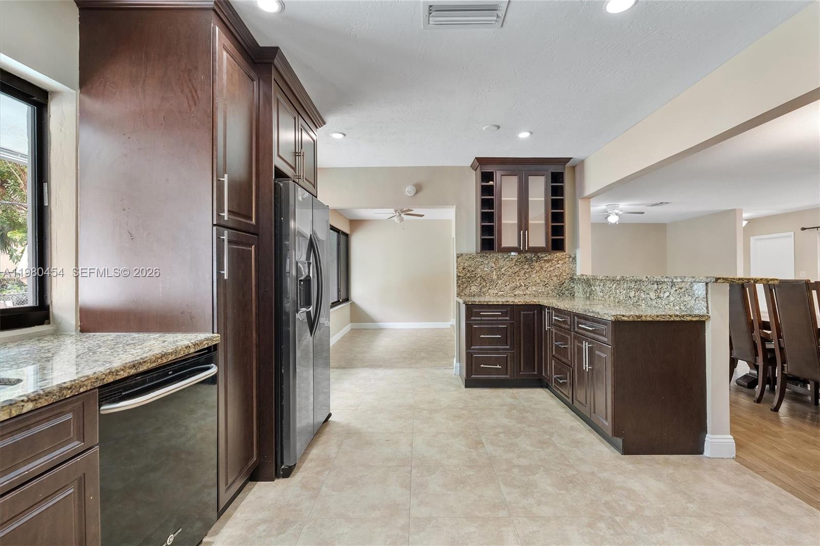 2805 E Lexington Dr