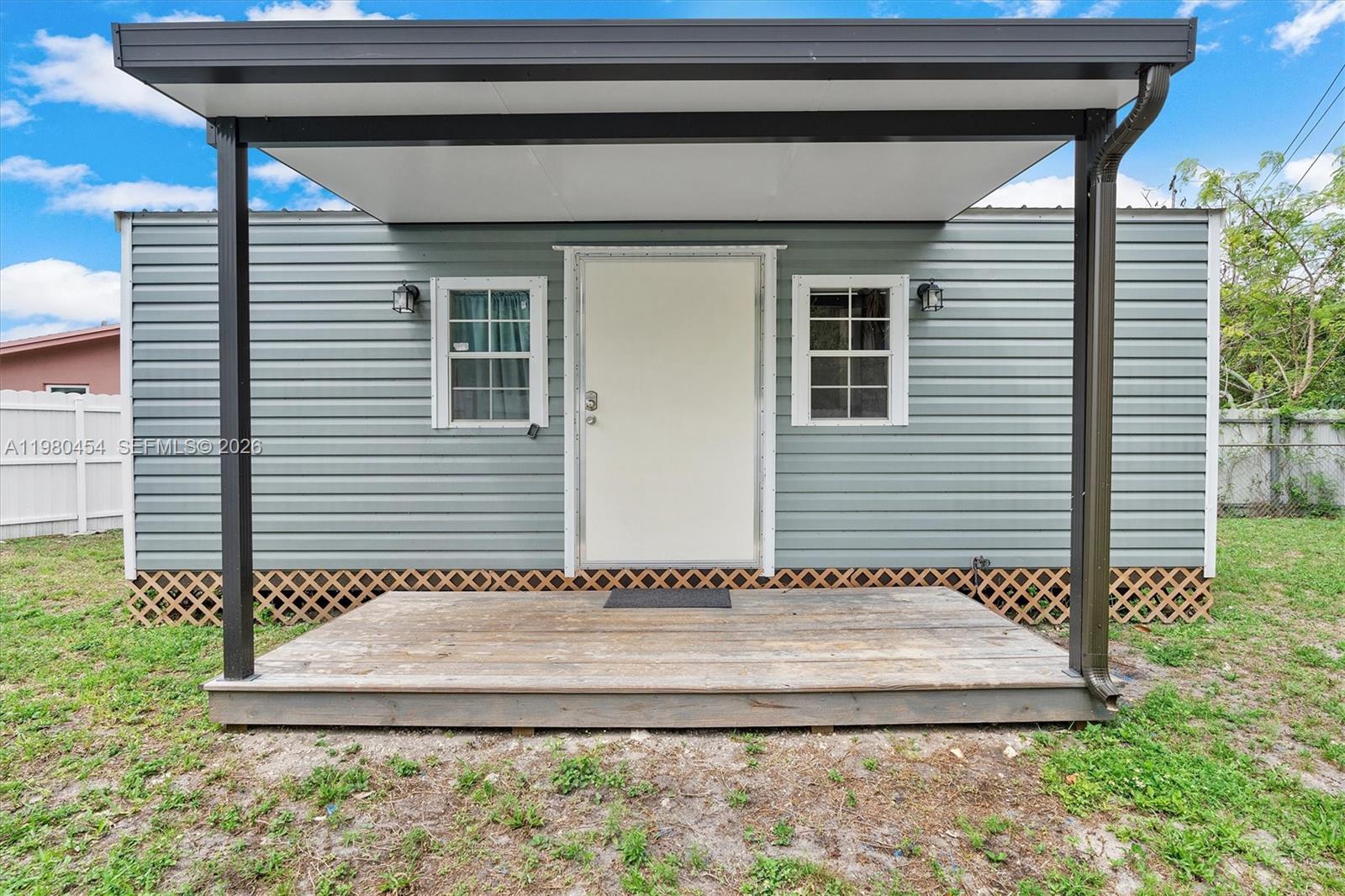 2805 E Lexington Dr