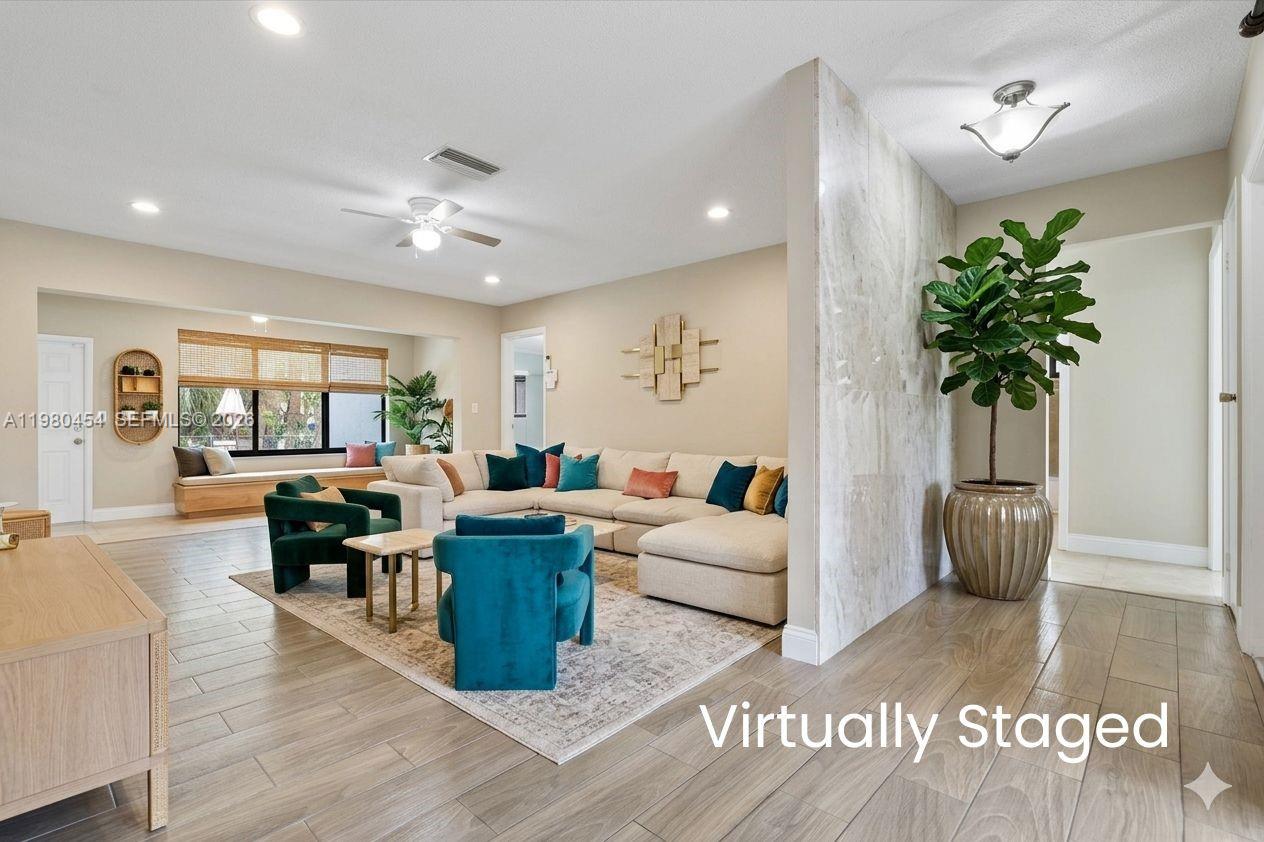 2805 E Lexington Dr