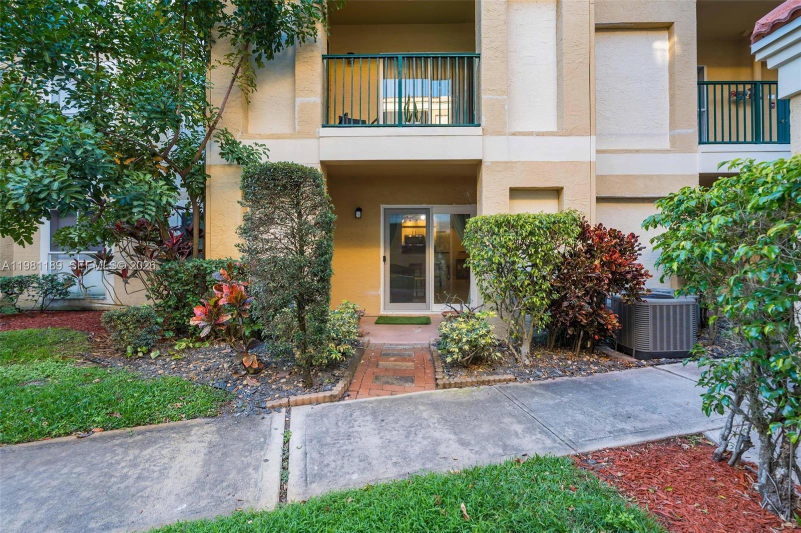875 Riverside Dr # 712