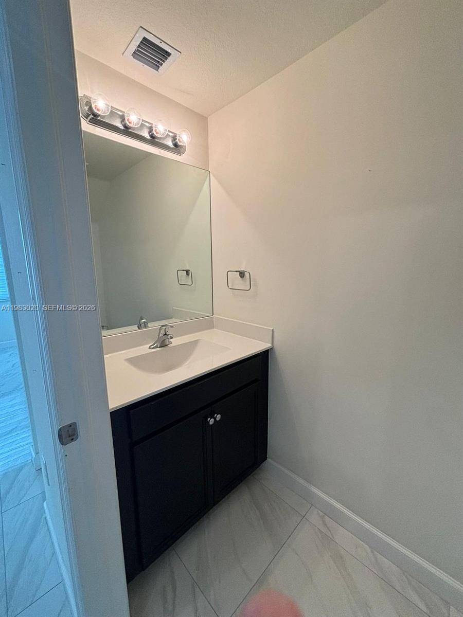 3337 W 105th Ter