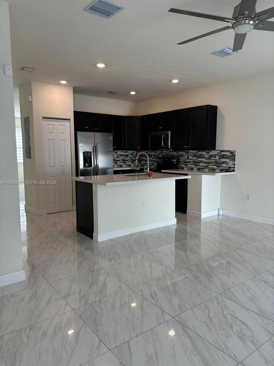 3337 W 105th Ter