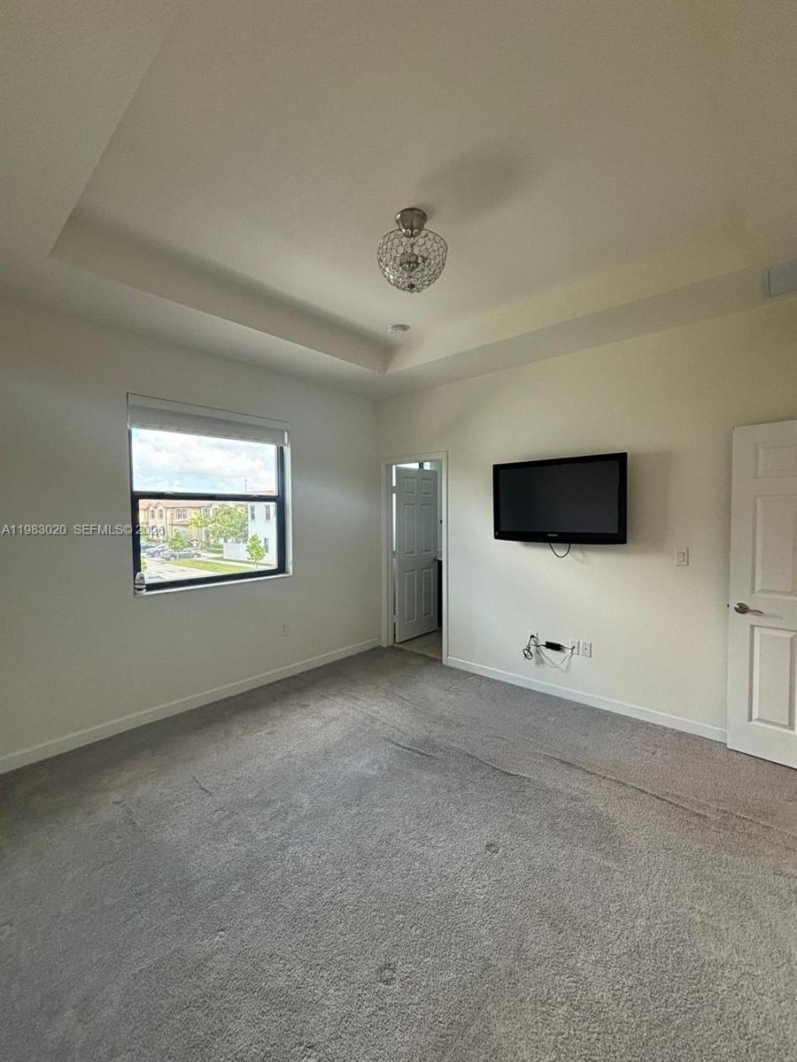 3337 W 105th Ter