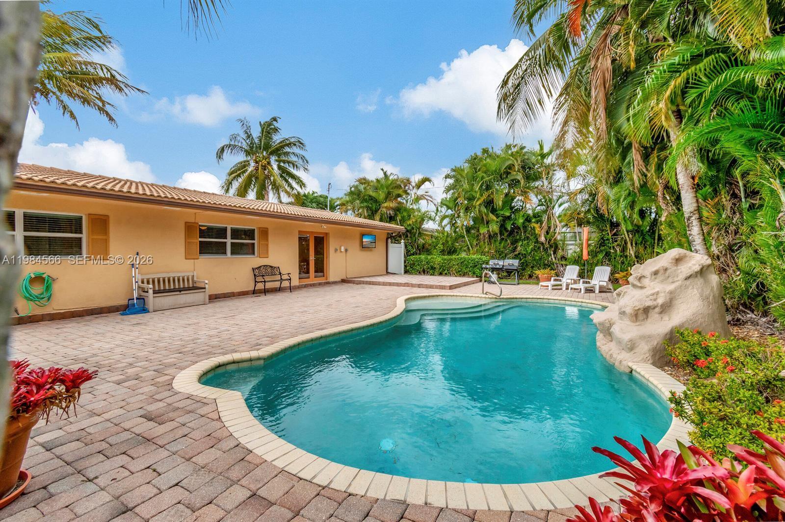 11 Forest Hills Ln
