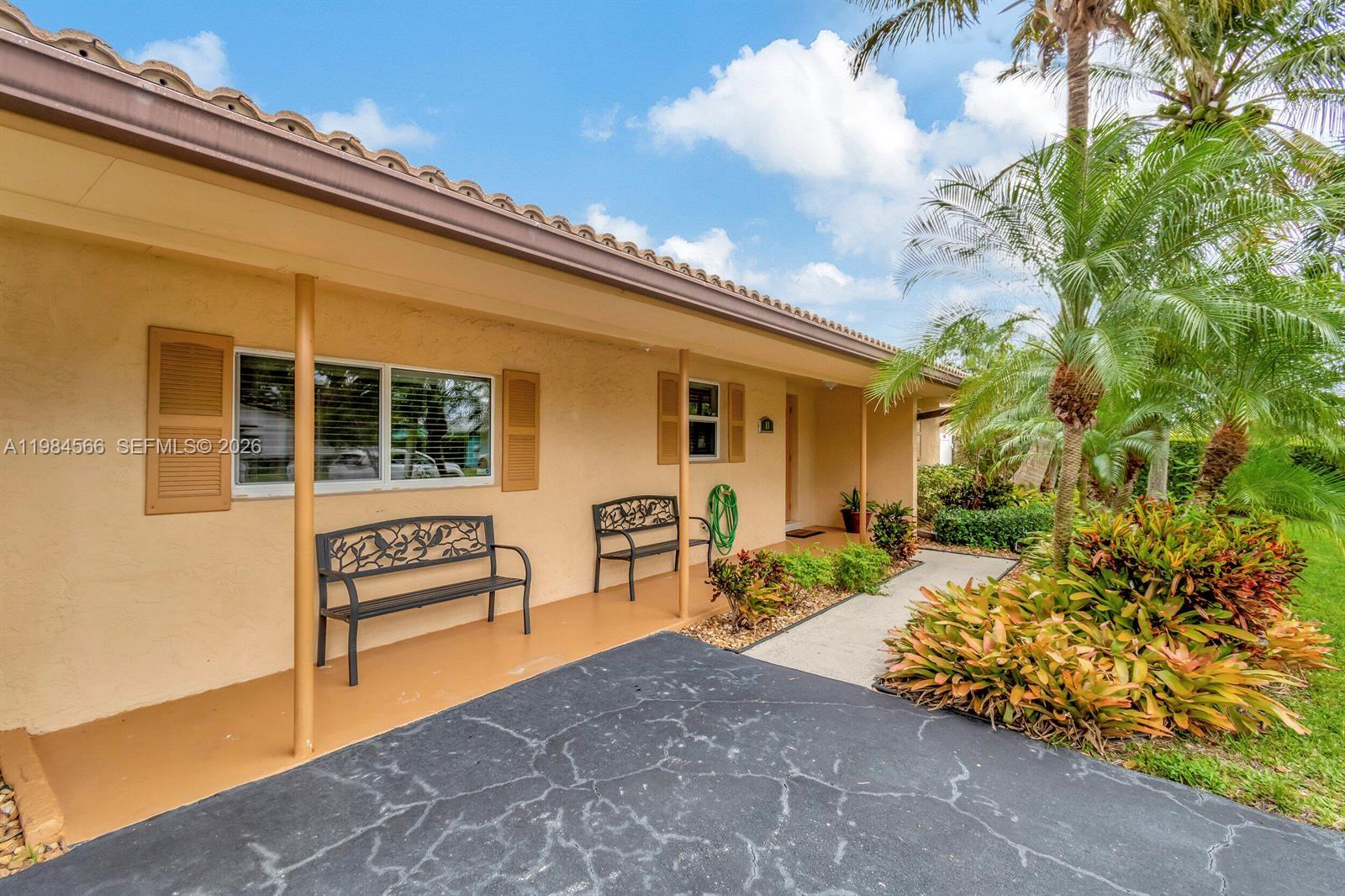 11 Forest Hills Ln
