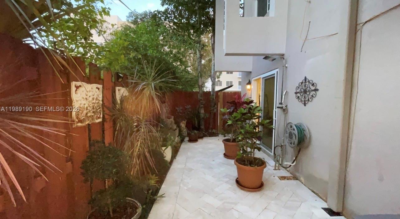 633 NE 2nd Ave # 5