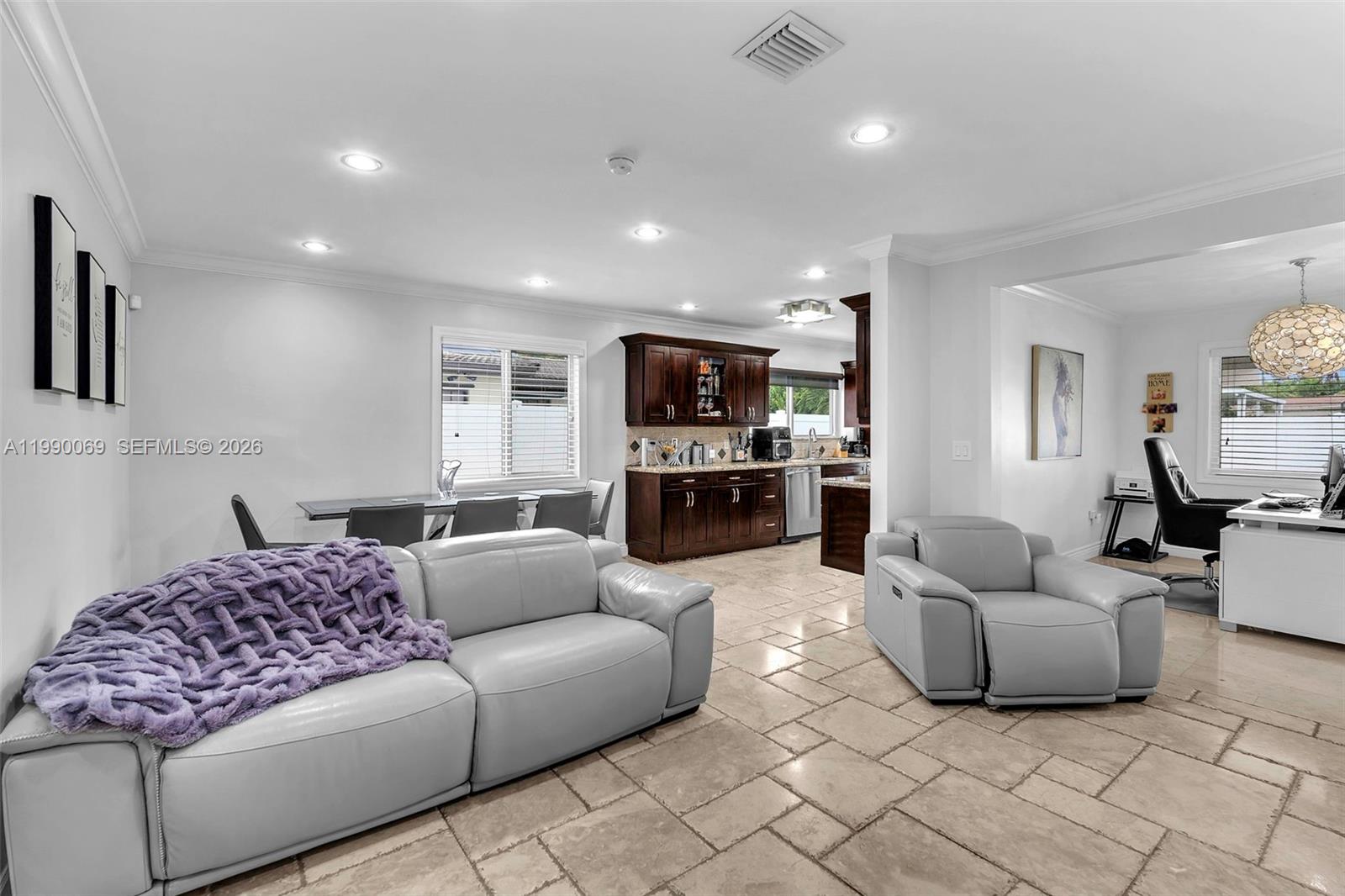 851 Bluebird Ave