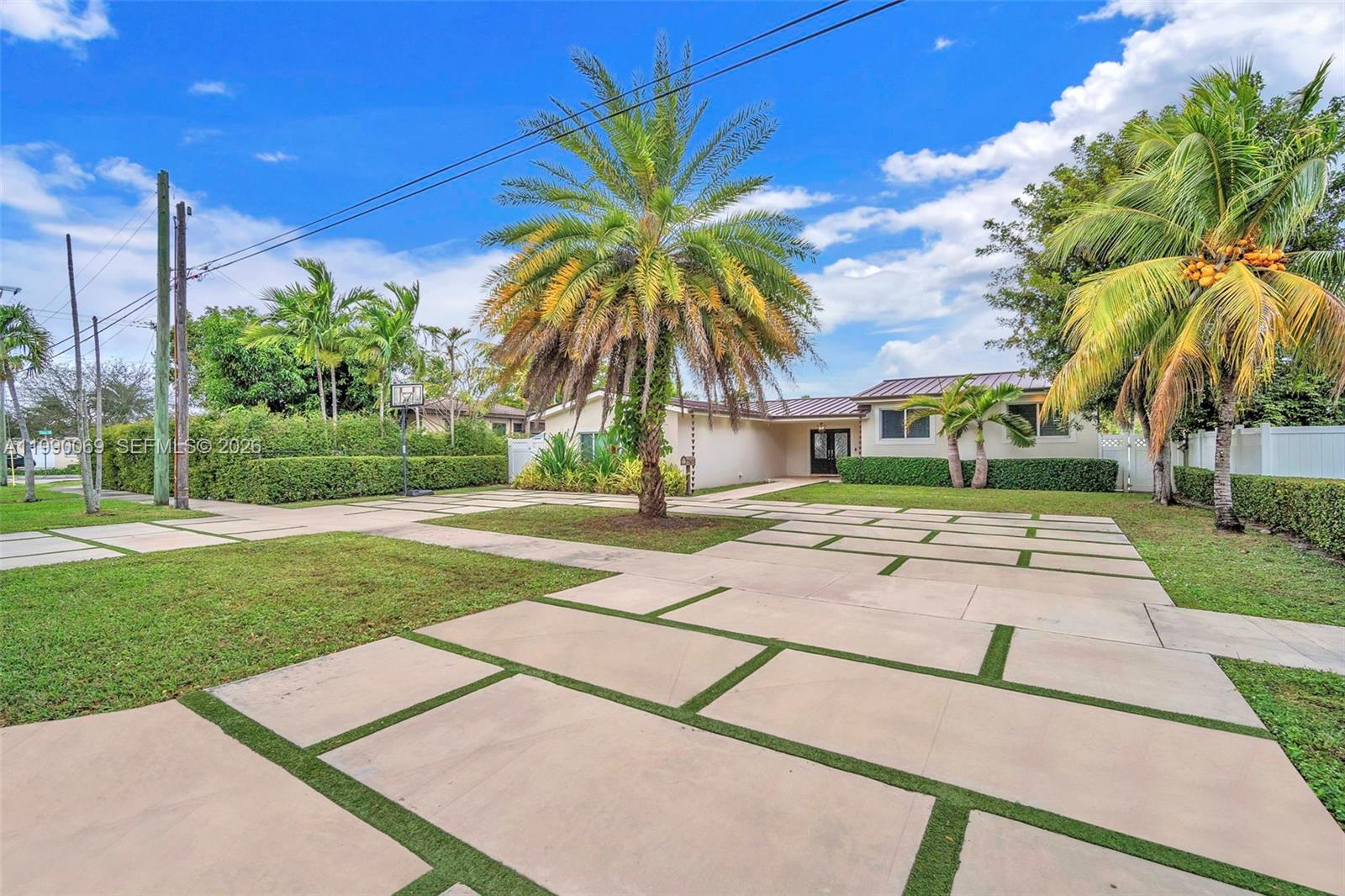 851 Bluebird Ave