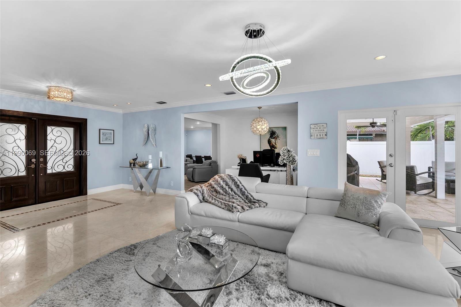 851 Bluebird Ave