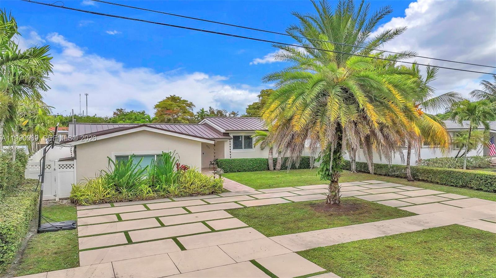 851 Bluebird Ave
