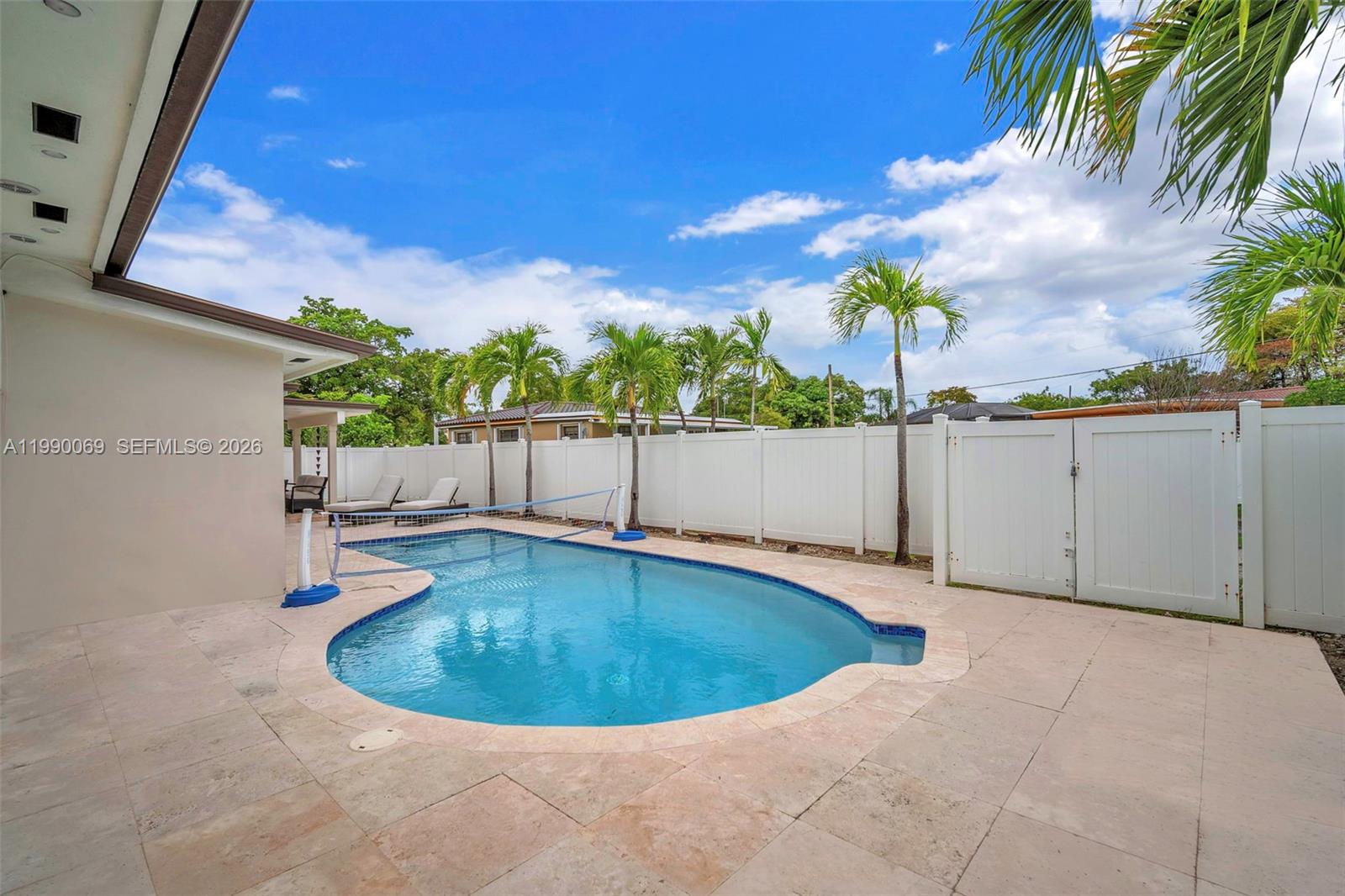 851 Bluebird Ave