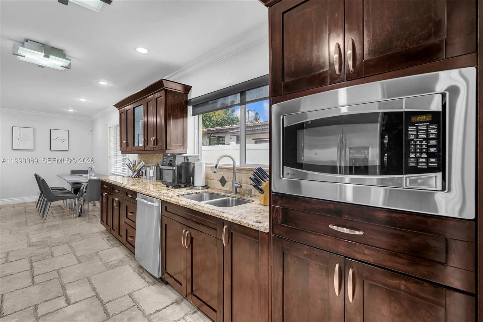 851 Bluebird Ave