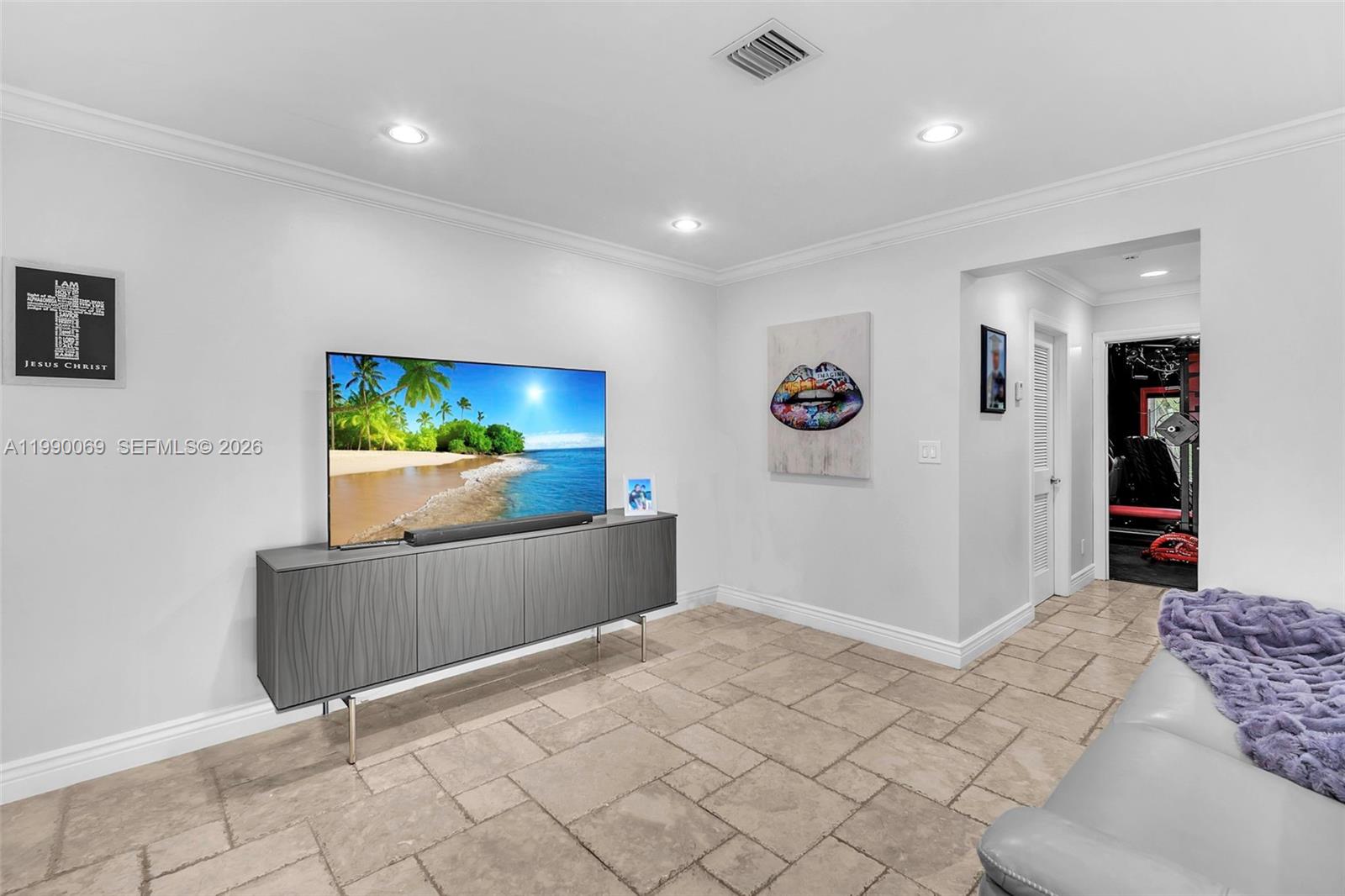 851 Bluebird Ave