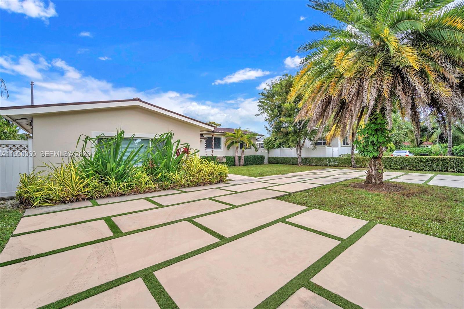 851 Bluebird Ave