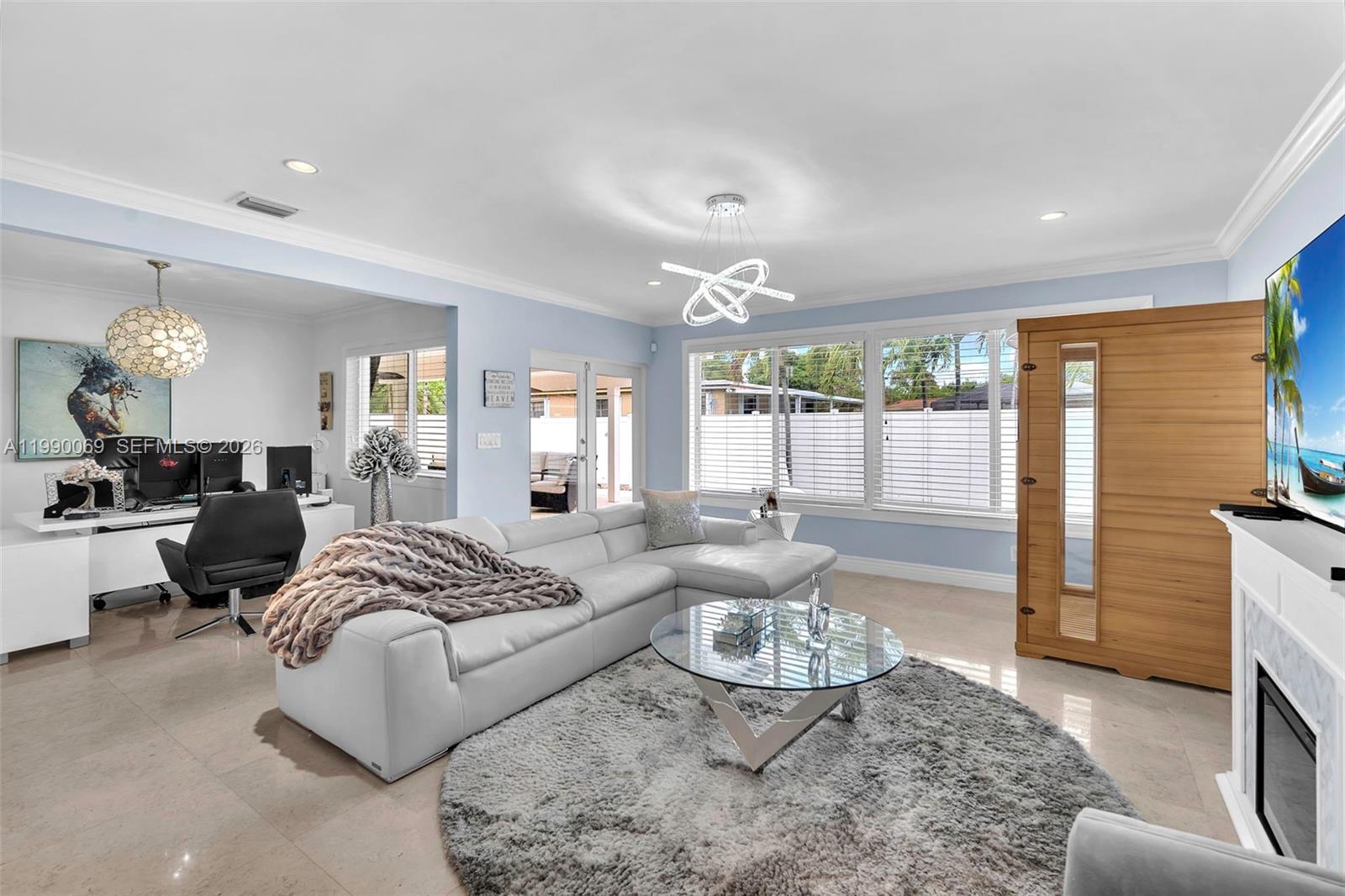 851 Bluebird Ave