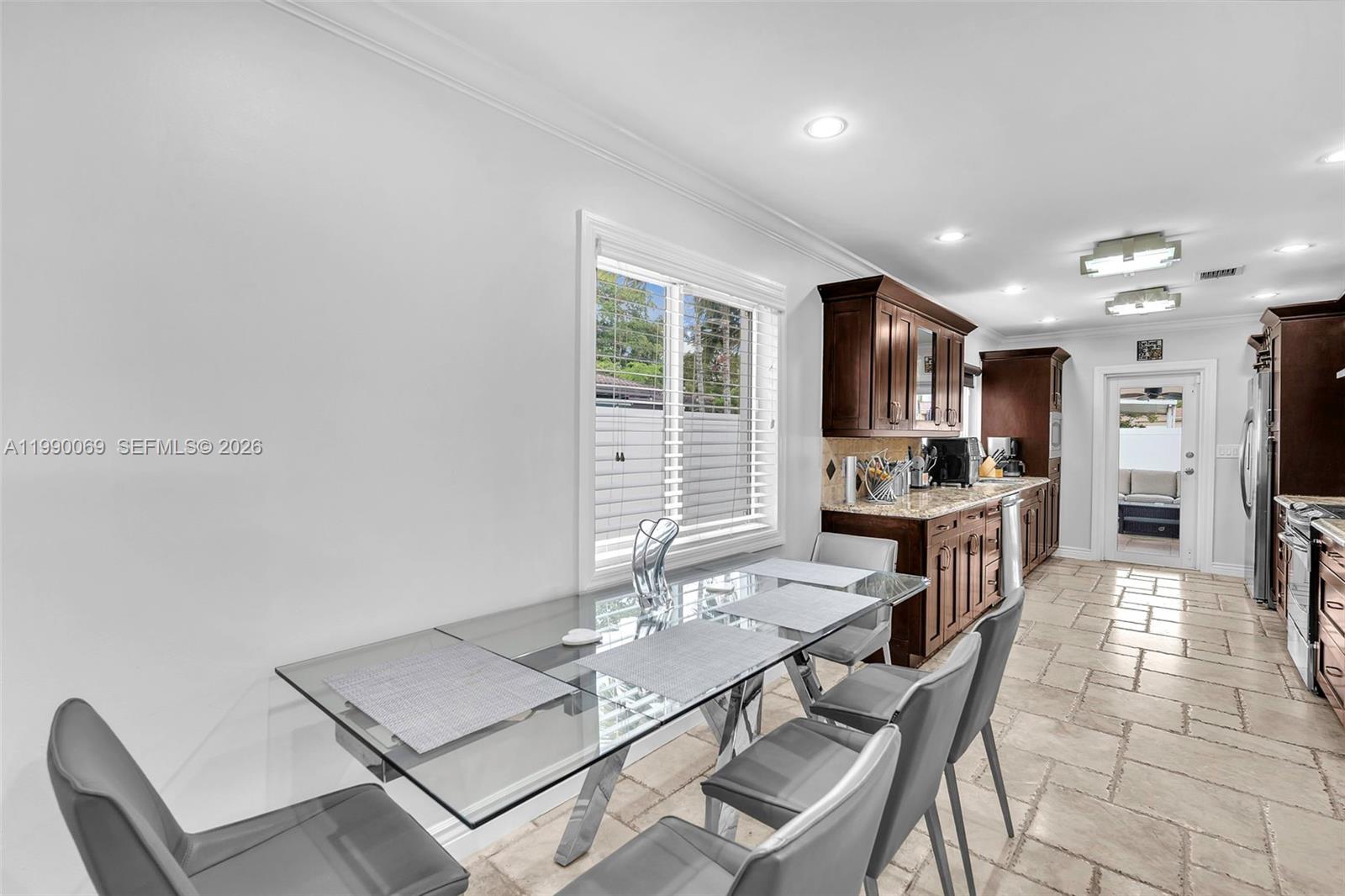 851 Bluebird Ave