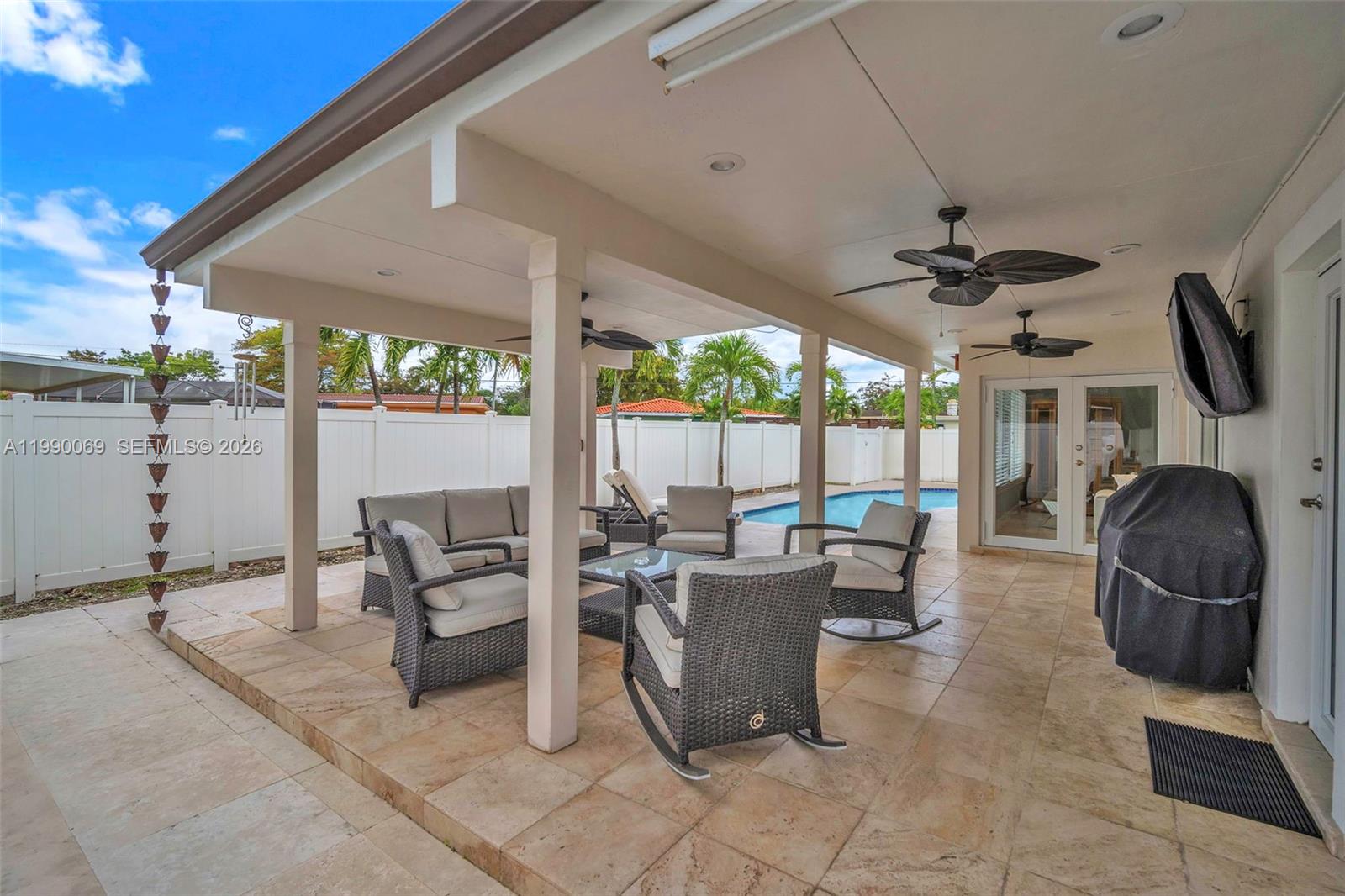 851 Bluebird Ave