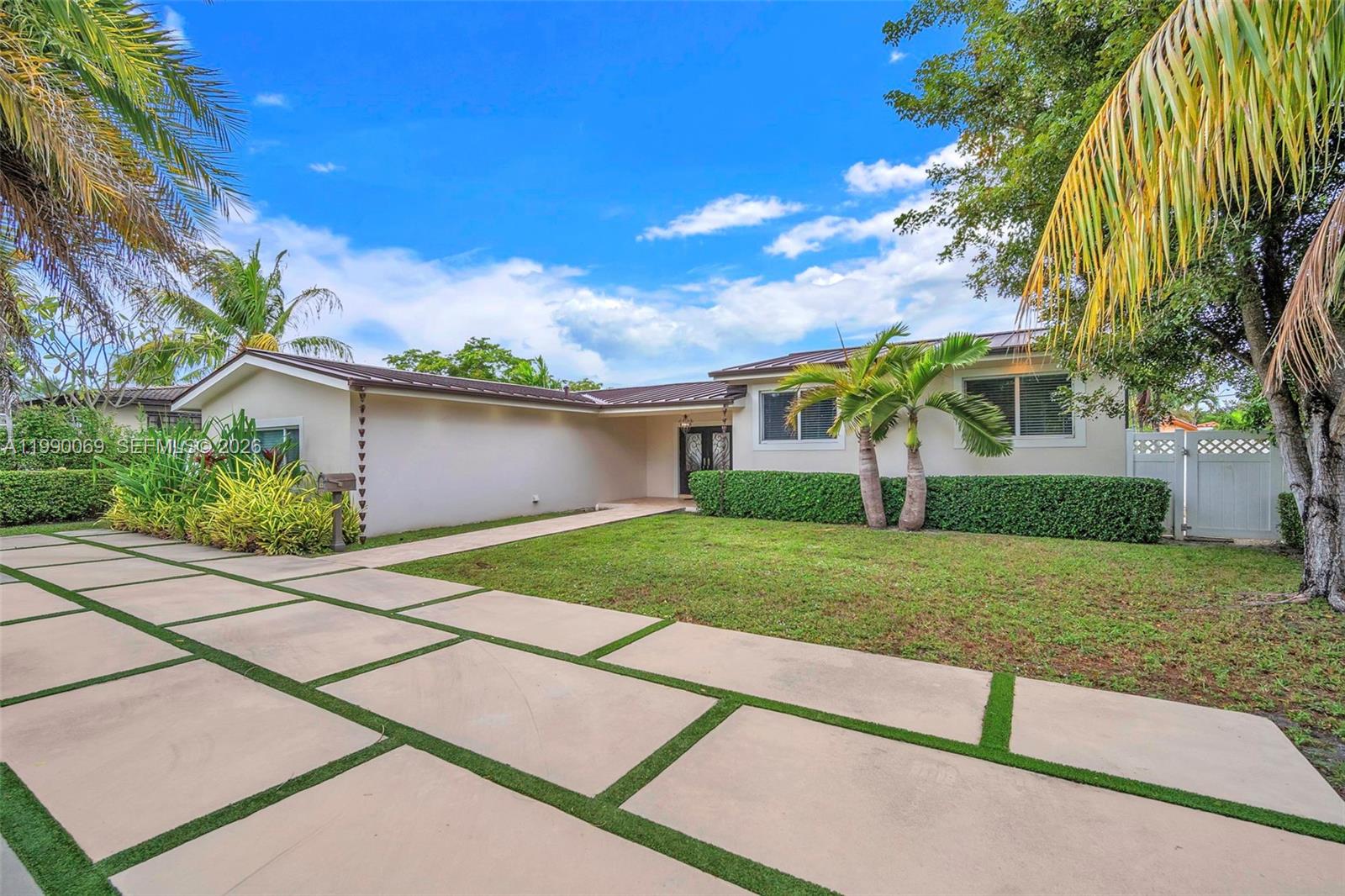 851 Bluebird Ave