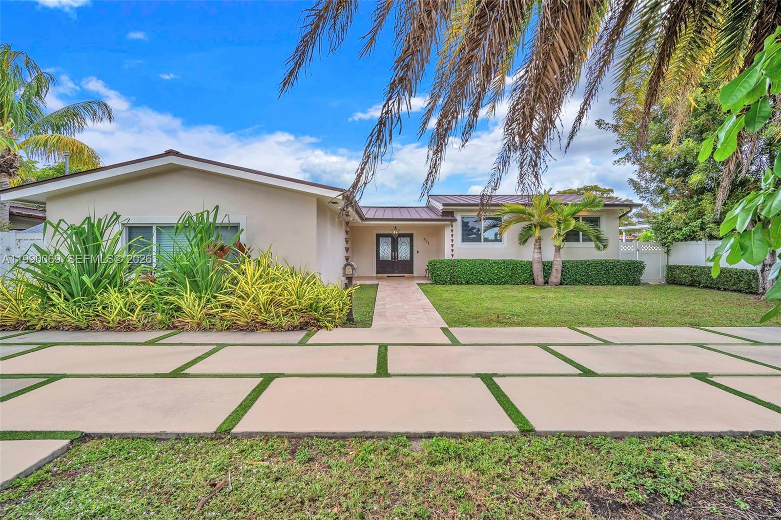 851 Bluebird Ave