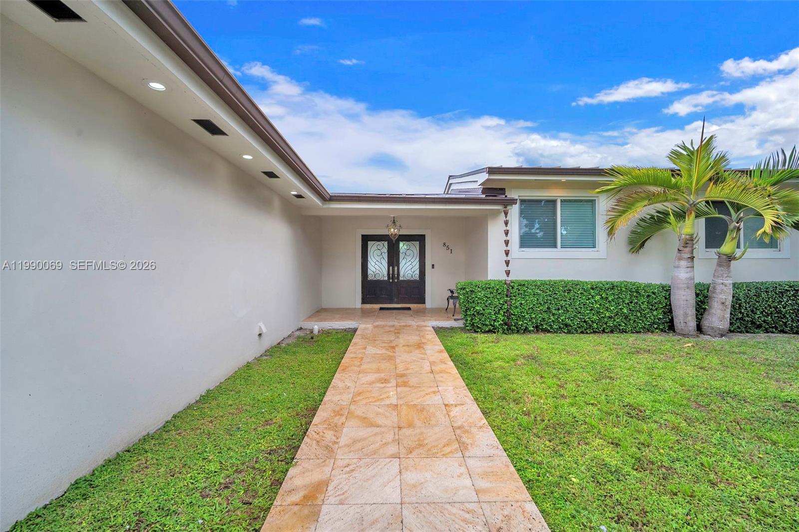 851 Bluebird Ave