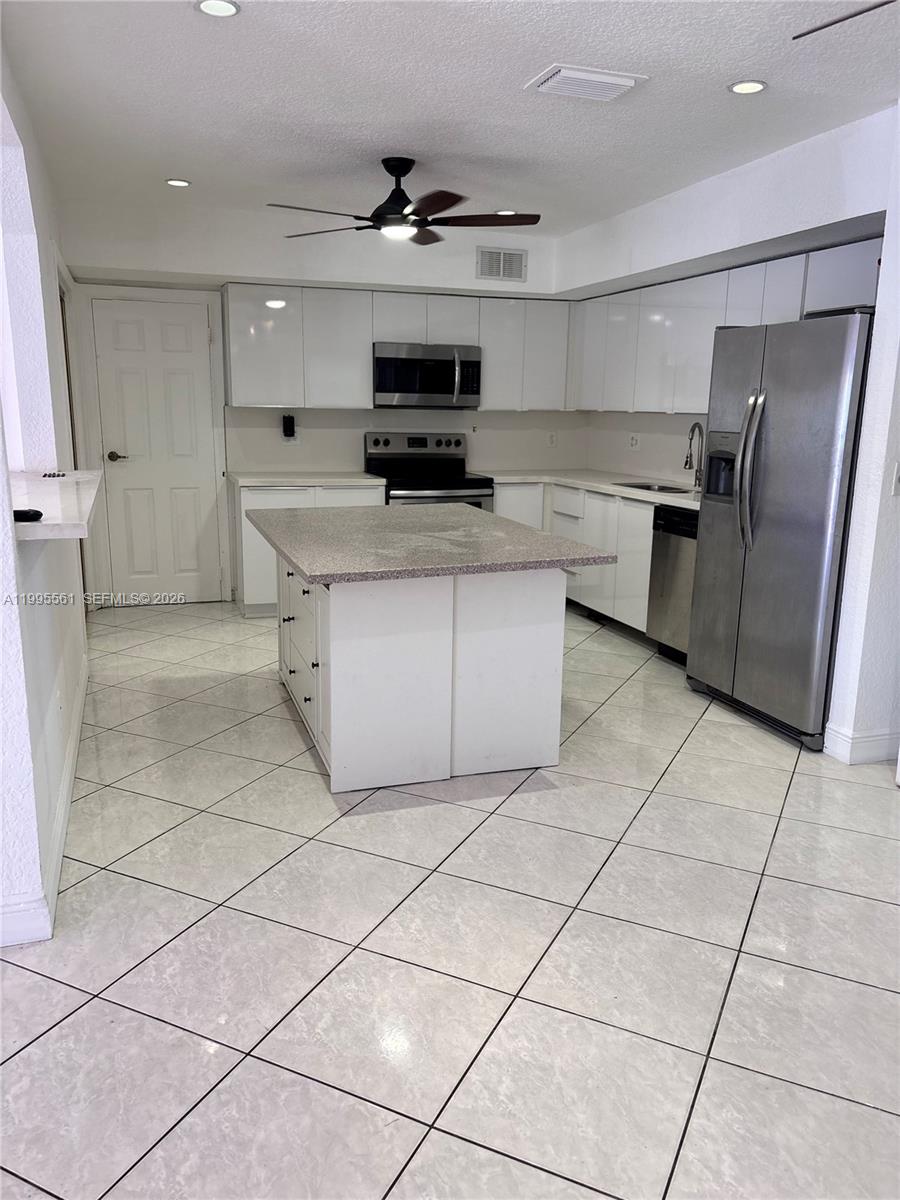 839 S Highland Dr Unit: Right
