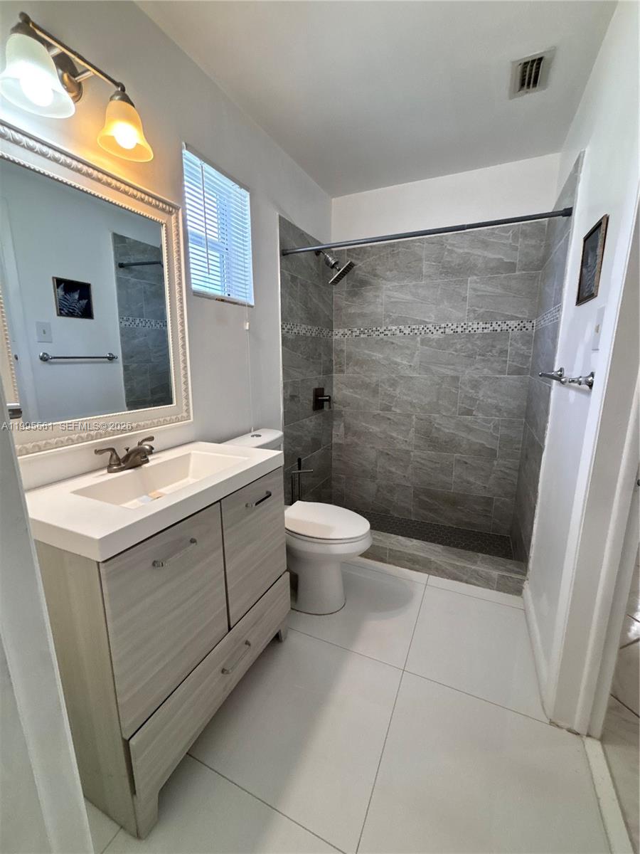 839 S Highland Dr Unit: Right