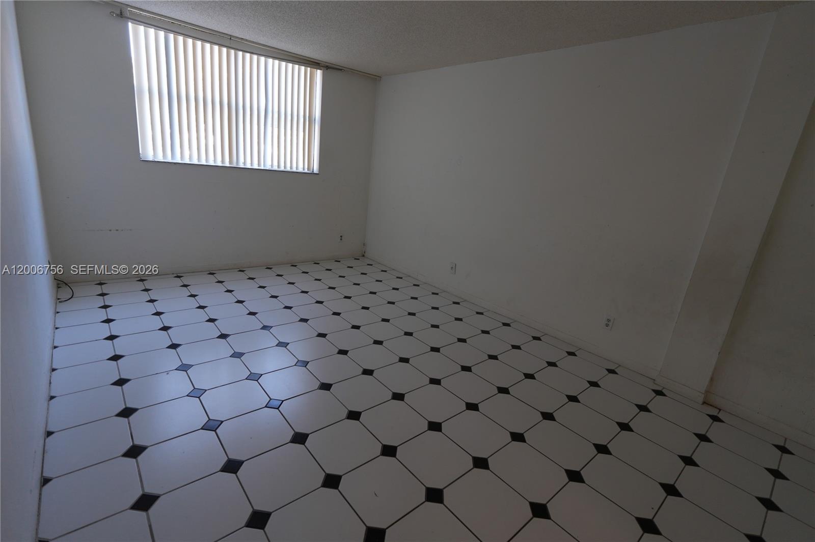 500 Executive Center Dr # 1J