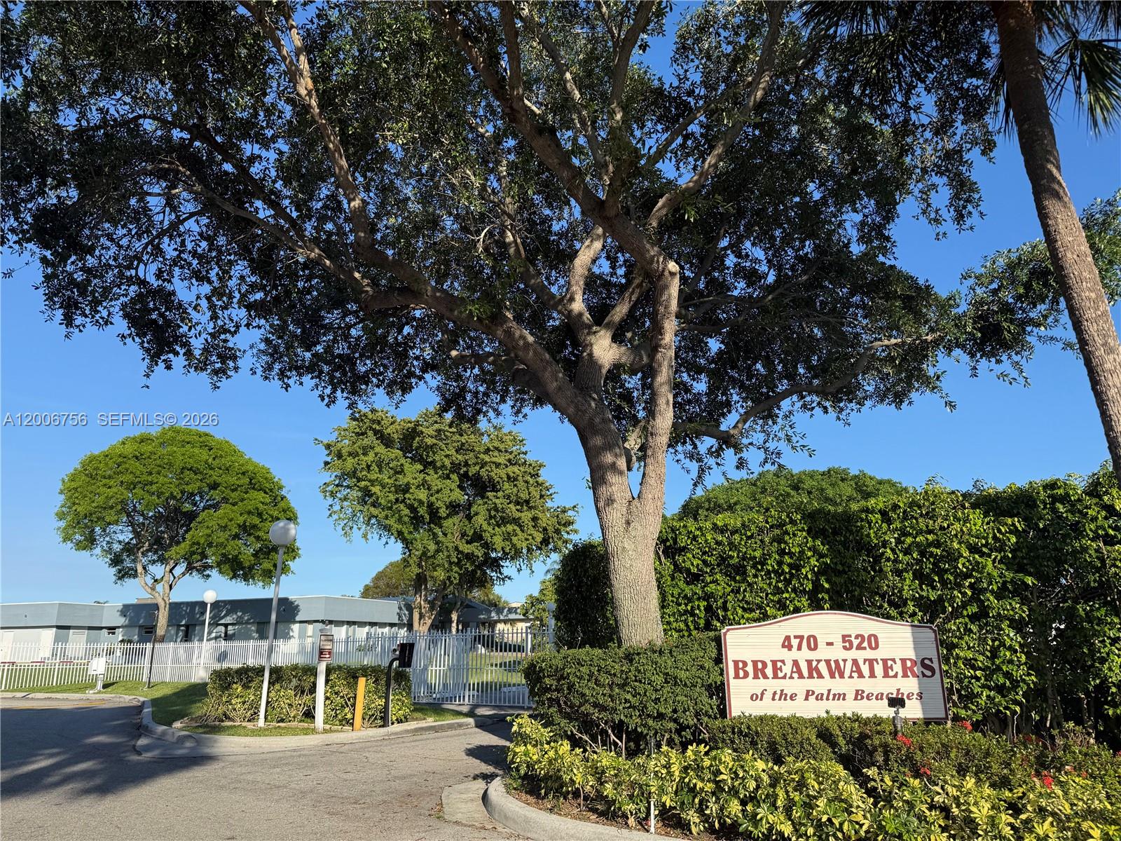 500 Executive Center Dr # 1J