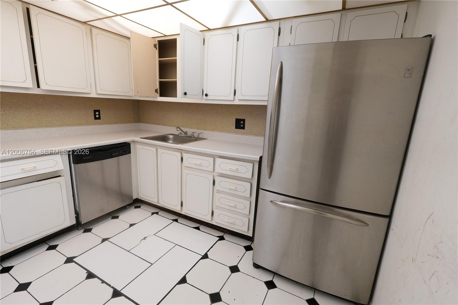 500 Executive Center Dr # 1J