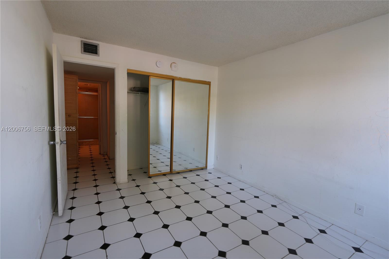500 Executive Center Dr # 1J