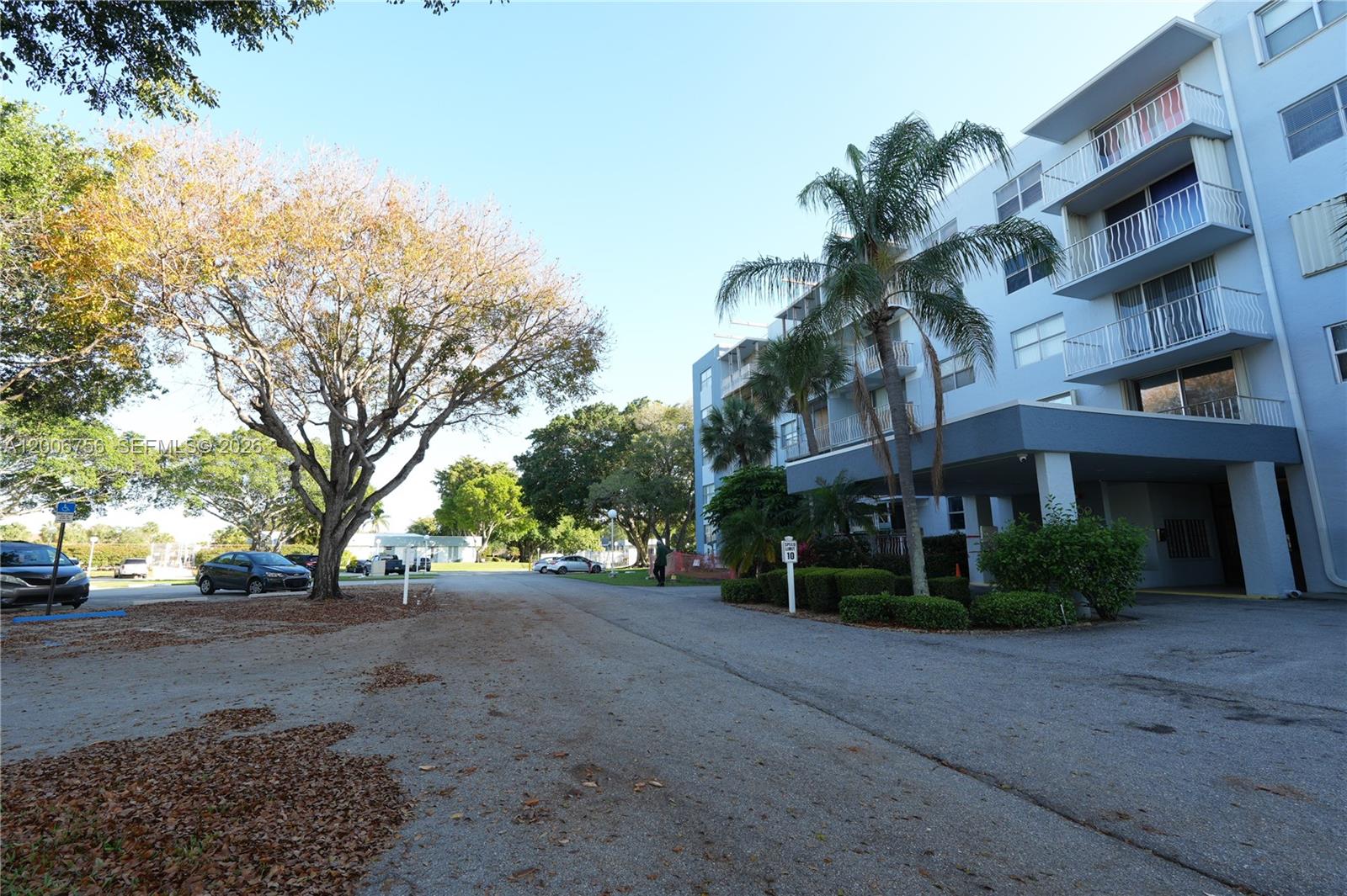 500 Executive Center Dr # 1J