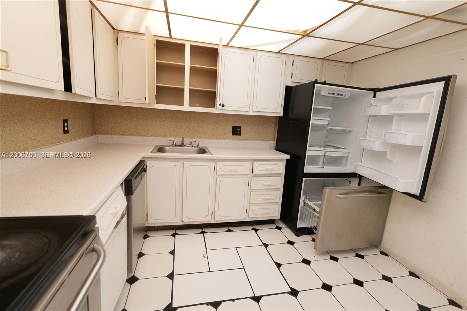 500 Executive Center Dr # 1J