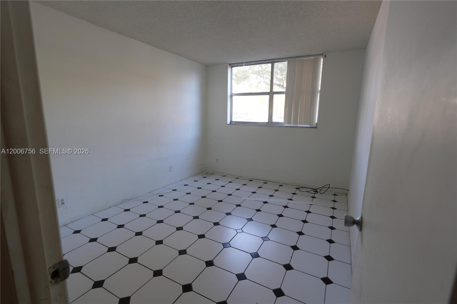 500 Executive Center Dr # 1J