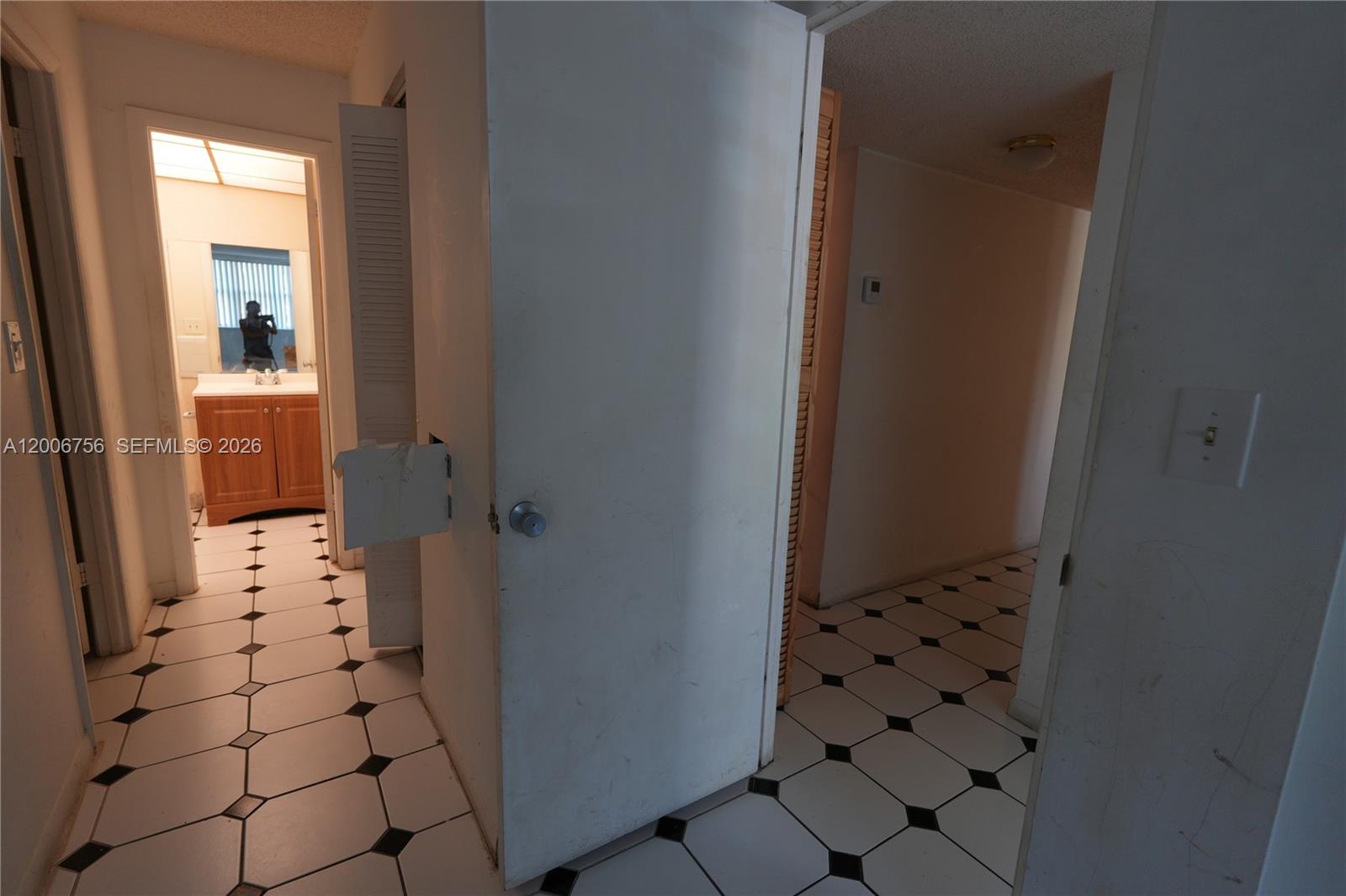 500 Executive Center Dr # 1J