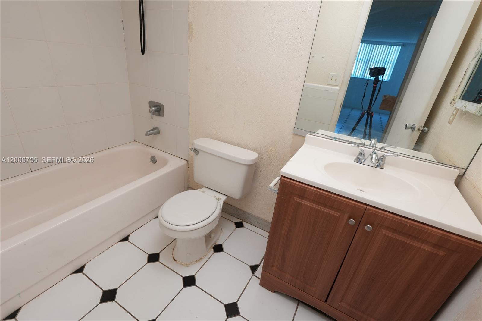500 Executive Center Dr # 1J