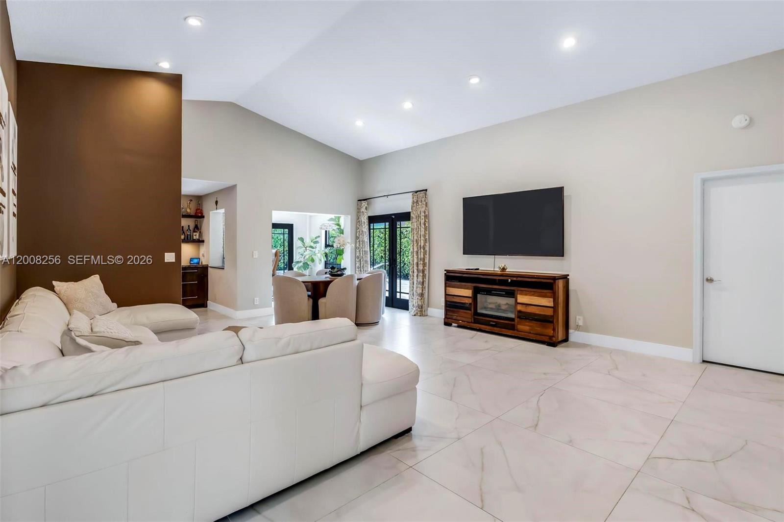 235 SE 9th St