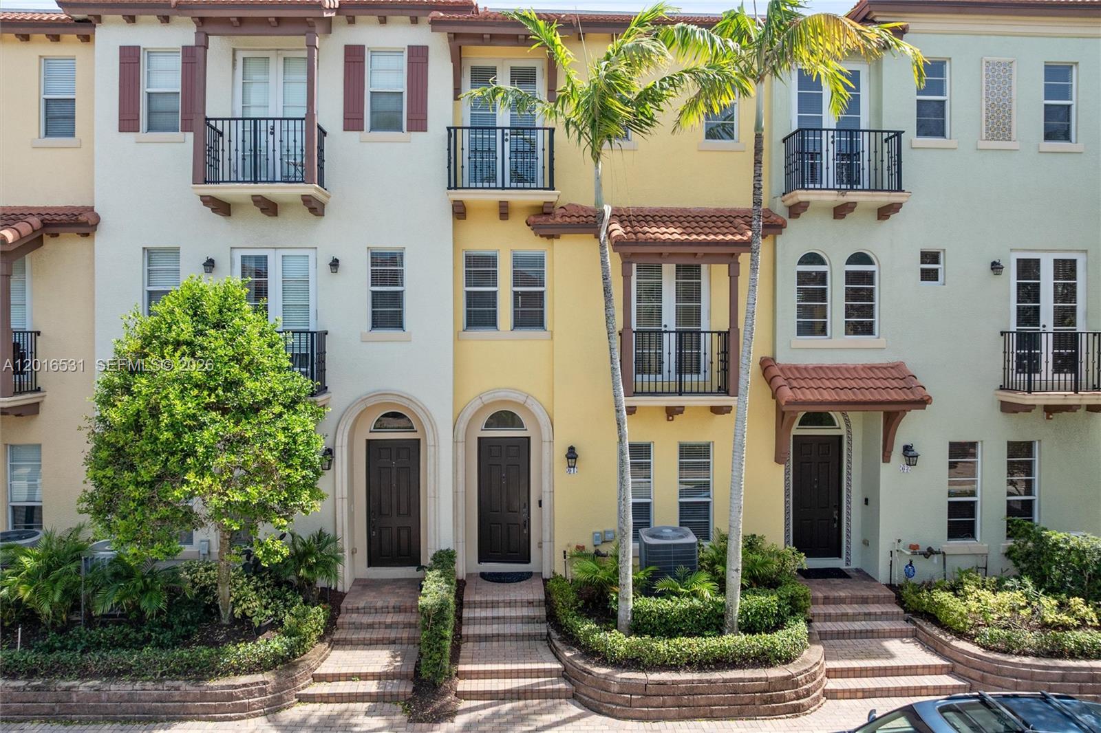 61 Via Floresta Dr