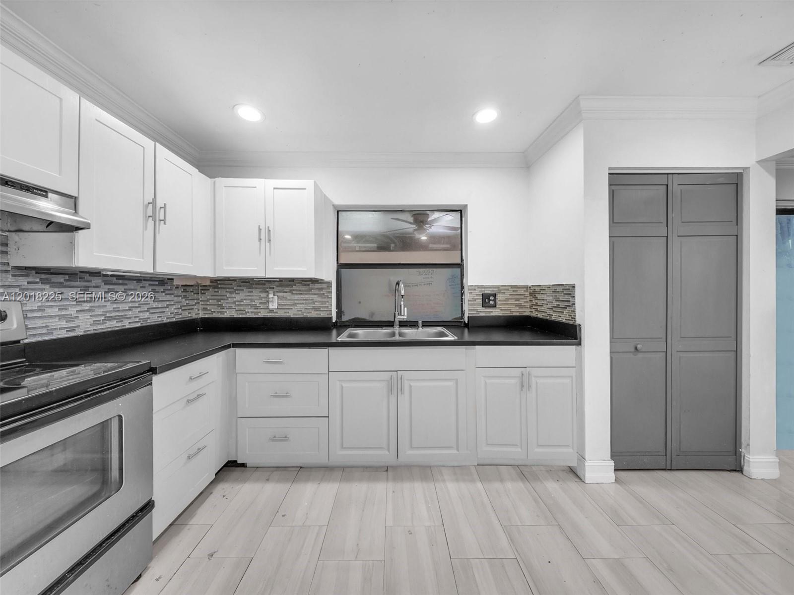 1027 SW 49th Ter