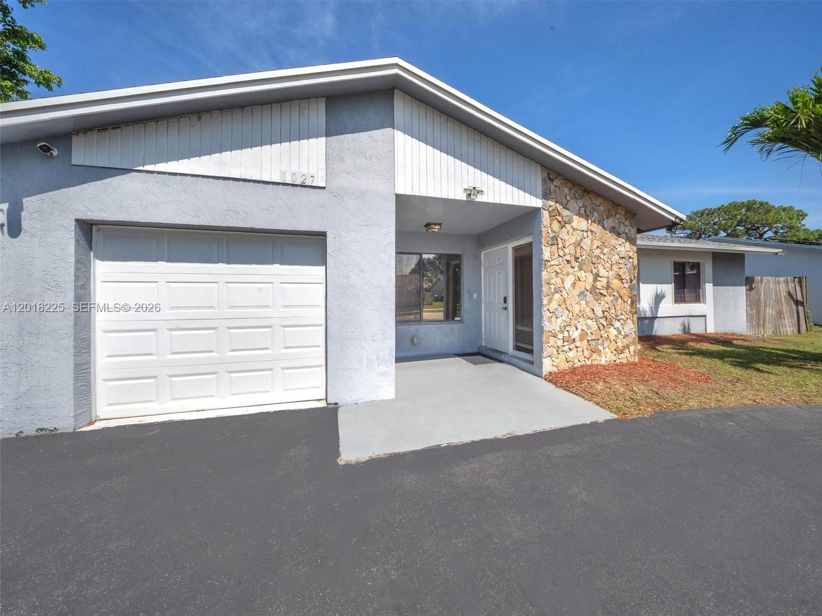 1027 SW 49th Ter