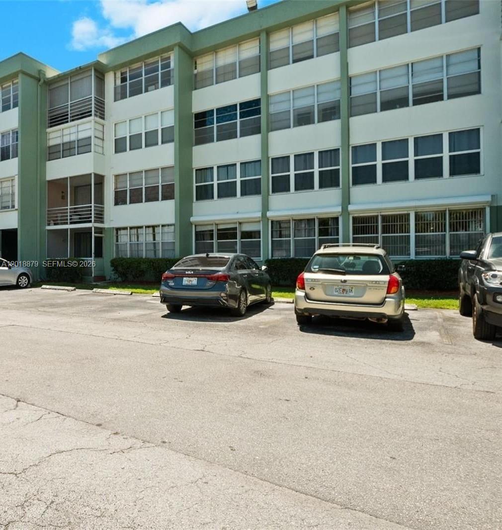 2771 Taft St # 411