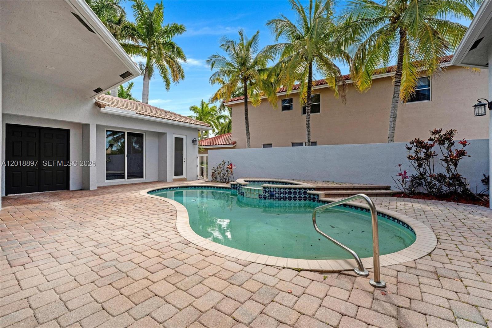1666 Victoria Pointe Cir