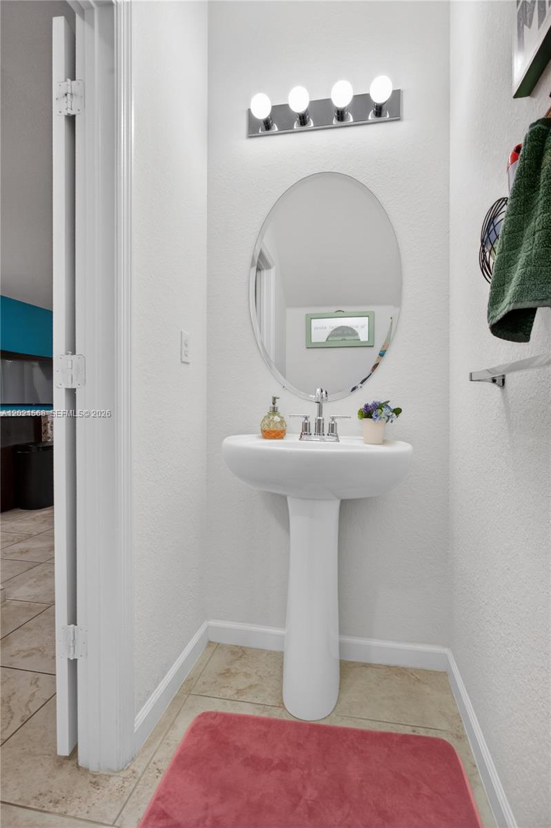 4044 NW 11th St Unit: -